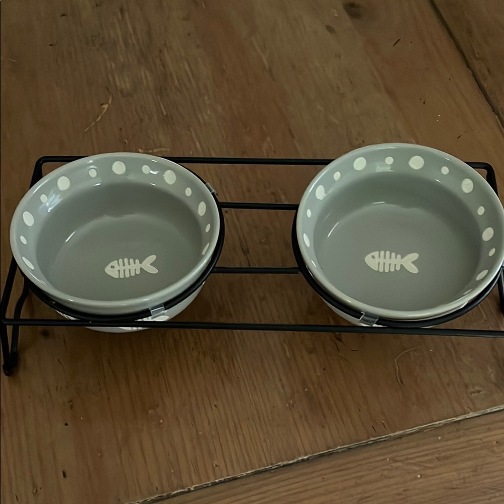 Adorable feeding bowls for your animals with a stand